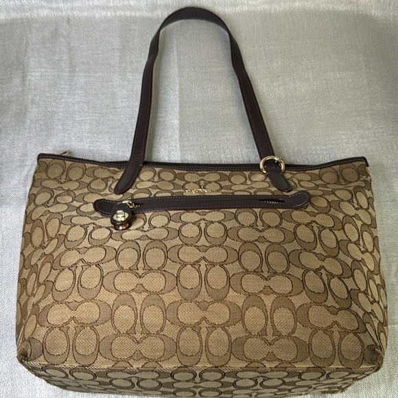 COACH SIGNATURE TAYLOR TOTE KHAKI/ BROWN HANDBAG. DAMADGED AT BOTTOM CORNERS. - Picture 11 of 11